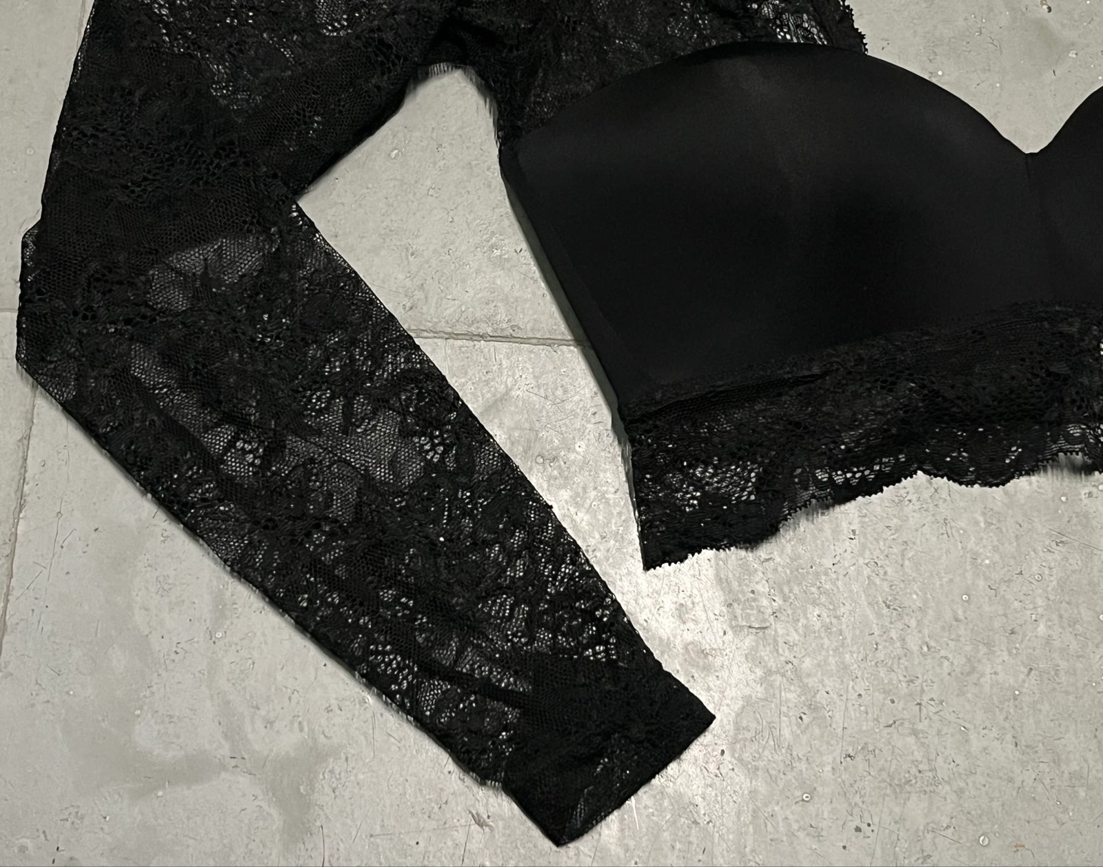 Top cropped preto com mangas de renda – photo 8